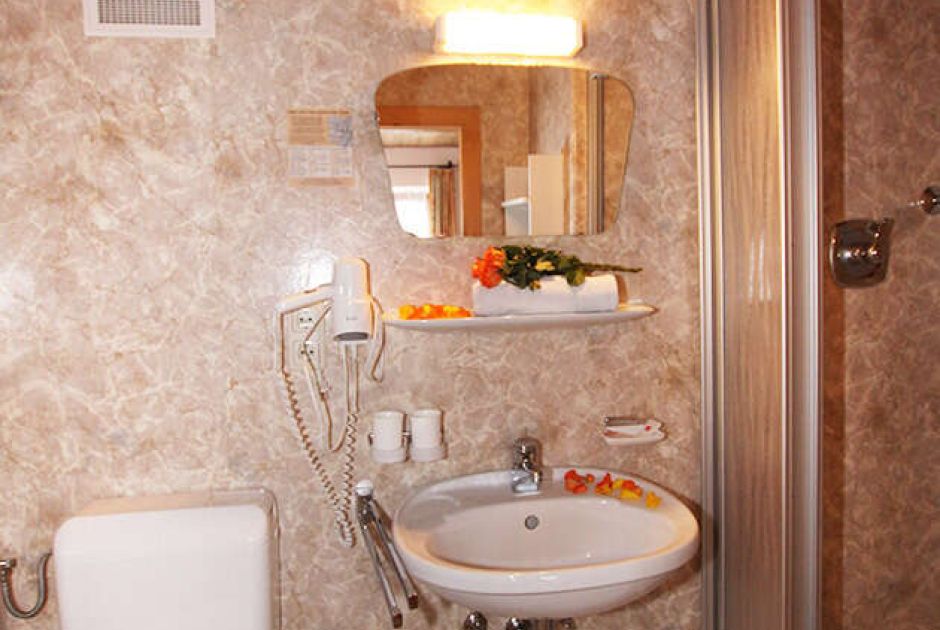 Zimmer 2 mit Badezimmer im Hof Walch in Tirol
