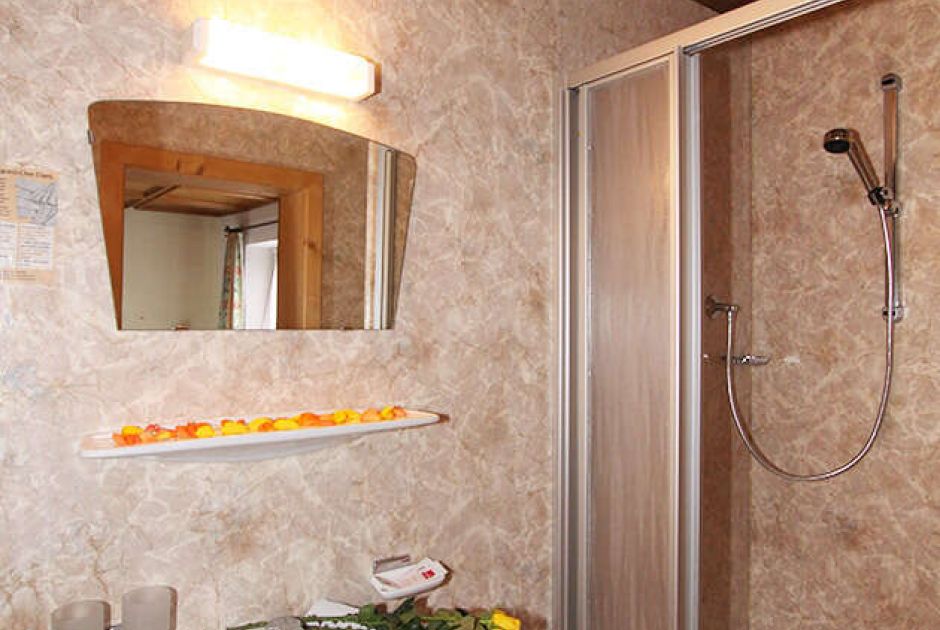 Zimmer 1 mit Badezimmer im Hof Walch